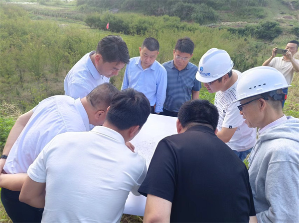 5月15日，張總會程縣長、國土、水利、桂林鎮(zhèn)、徽城鎮(zhèn)主要領導現場查看防洪項目征地重影事宜.jpg