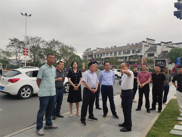 6月5日，洪董陪同汪凱書記一行調(diào)研古城公園提升改造項(xiàng)目.jpg